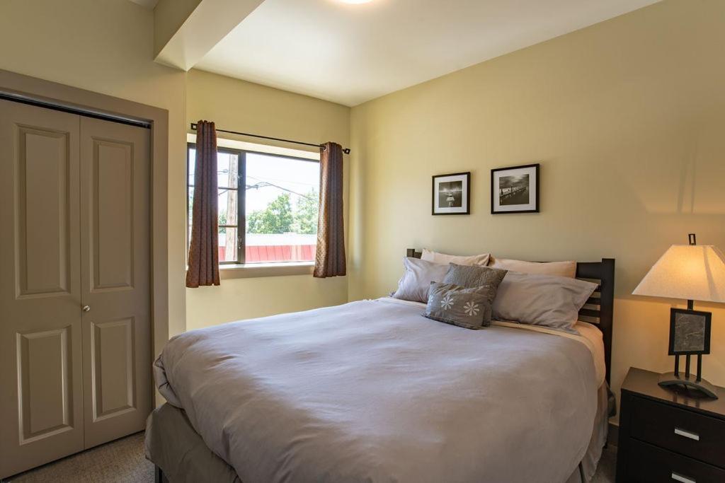 Selkirk Snug By Revelstoke Vacations Lägenhet Exteriör bild