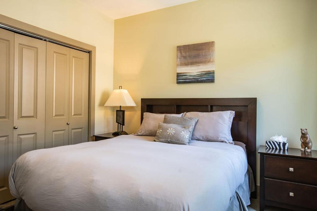 Selkirk Snug By Revelstoke Vacations Lägenhet Exteriör bild